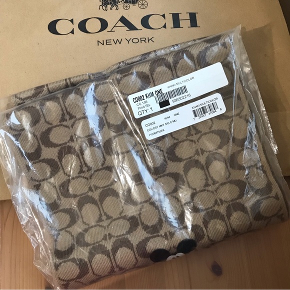 🐭 Disney X Coach Signature Mickey Mouse Muffler - Picture 4 of 6